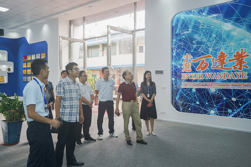 专家组参观香蕉视频在线视频多功能展厅